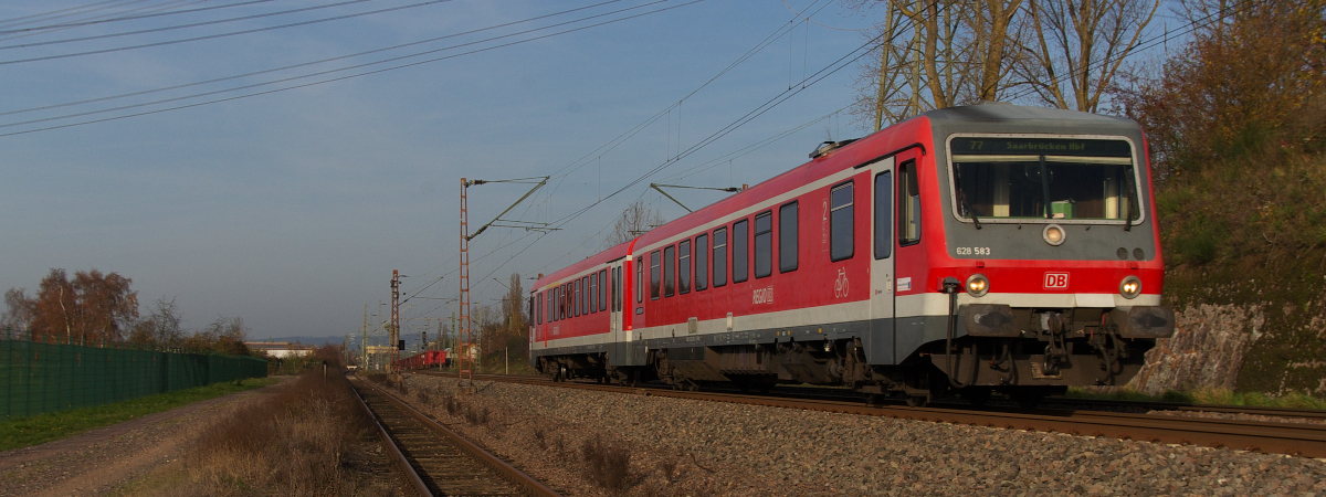 Immer noch im Einsatz sind einige Triebwagen der Baureihe 628. Am Sonntag ist Fahrzeugwechsel, dann geht eine Fahrt der RB zwischen Niedaltdorf und Dillingen weiter bis Saarbrücken Hbf. 23.11.2014 Bahnstrecke 3230 Saarbrücken - Karthaus beim Kraftwerk in Ensdorf mit 628 583.