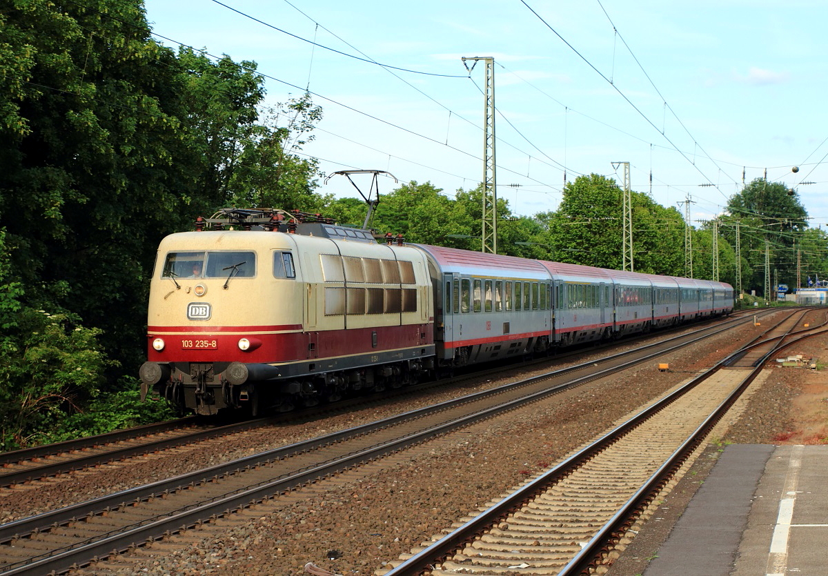 Immer noch die schönste: 103 235-8 mit IC 118 in Düsseldorf-Oberbilk am 25.05.2014
