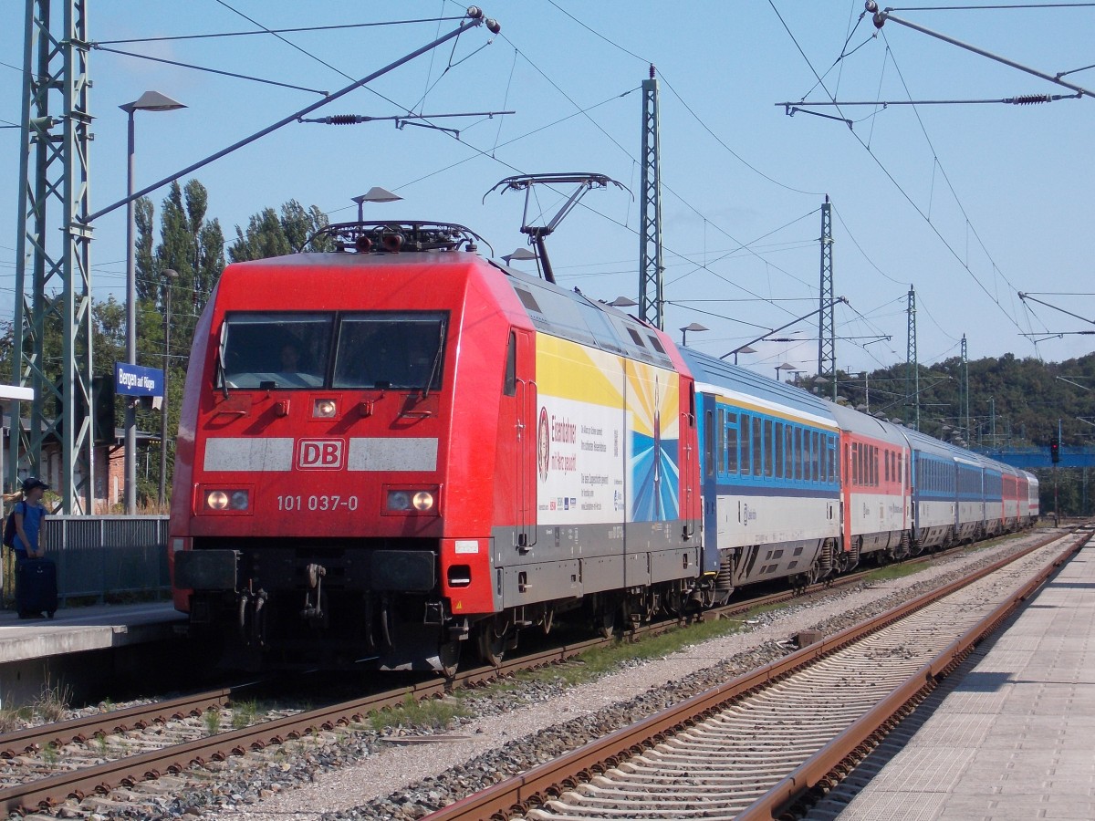 Immer noch sucht 101 037 ihren Eisenbahner mit Herz.Am 23.August 2015 hielt die Lok mit dem EC 379 Binz-Praha hl.n.in Bergen/Rügen.