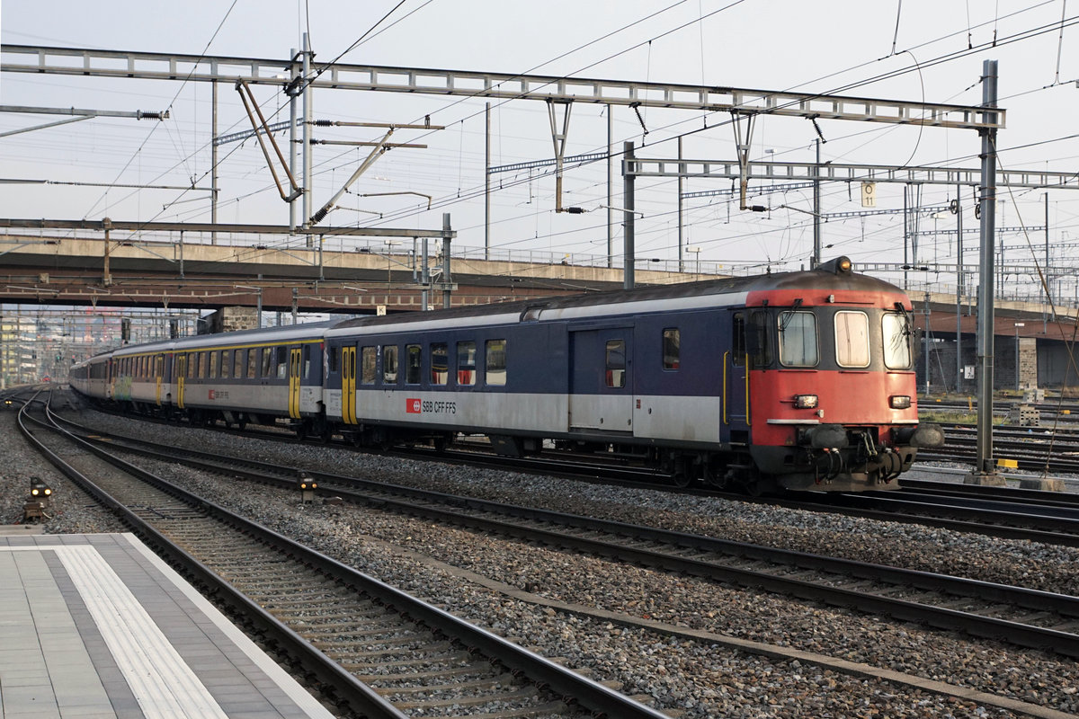 Immer noch unentbehrlich sind die alten robusten EW II Pendelzüge der SBB.
Pendelzug bestehend aus zehn Wagen anlässlich der Bahnhofsdurchfahrt Zürich Hardbrücke am 23. Januar 2019.
Foto: Walter Ruetsch