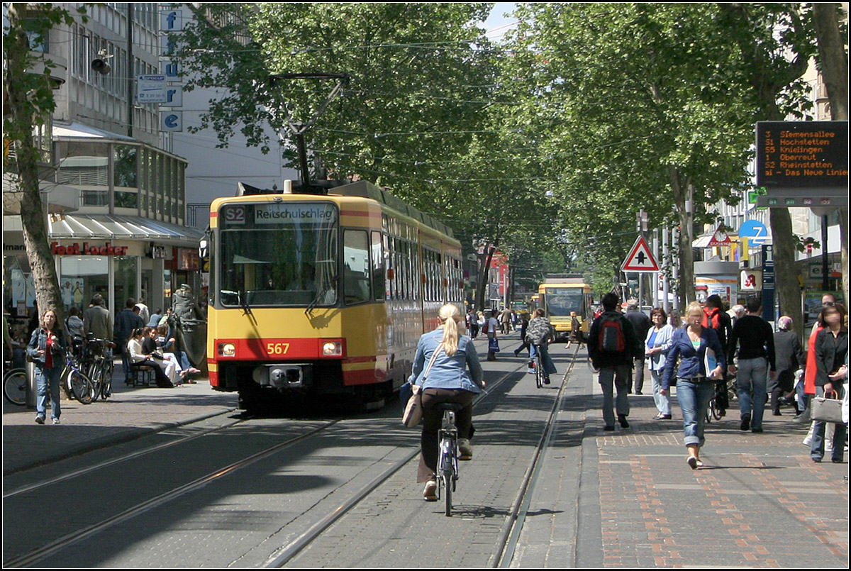 Immer reger Stadbahn-/Straßenbahn- und Fußgängerverkehr - 

... in der Karlruher Kaiserstraße, hier bei der Haltestelle Herrenstraße. 

24.05.2006 (M)
