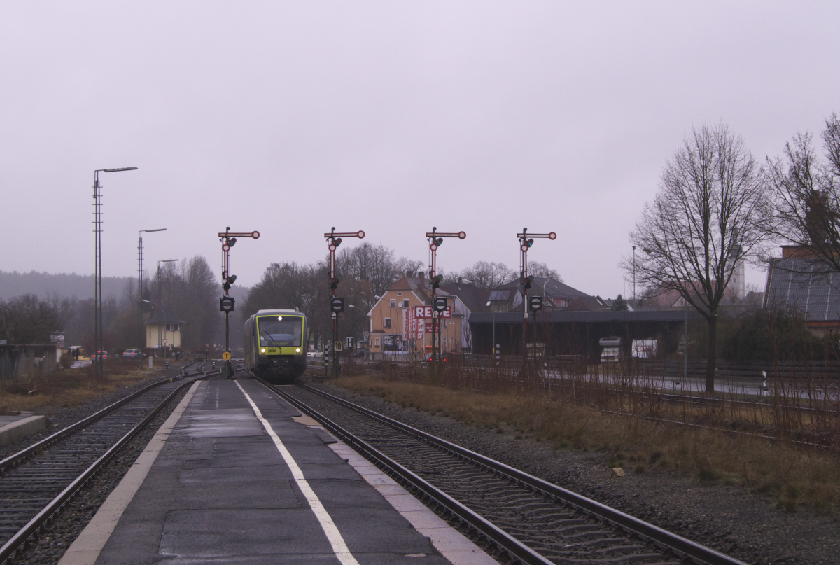 Immer wenn wir in Pressath sind herrscht schlechtes Wetter. Am regnerischen 18.03.2017 erreicht Agilis VT 650.712 Weidenberg - Weiden den Bahnhof Pressath.
Bahnstrecke 5051 Weiden - Neuenmarkt-Wirsberg. 