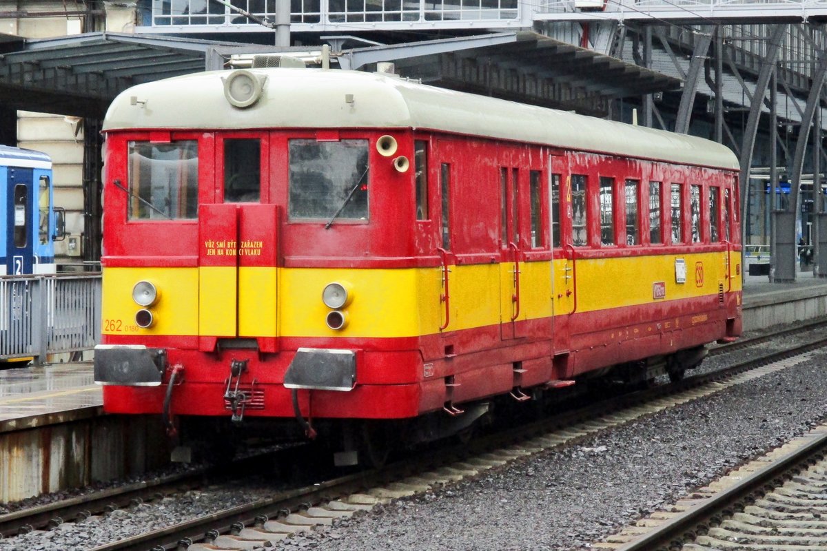 Immer wieder am Sonntag befördert KZC mit Museumsmaterial Zugleistungen in der Prager Gegend, wie am 24 September 2017 mit M 262 0810 in Praha hl.n.