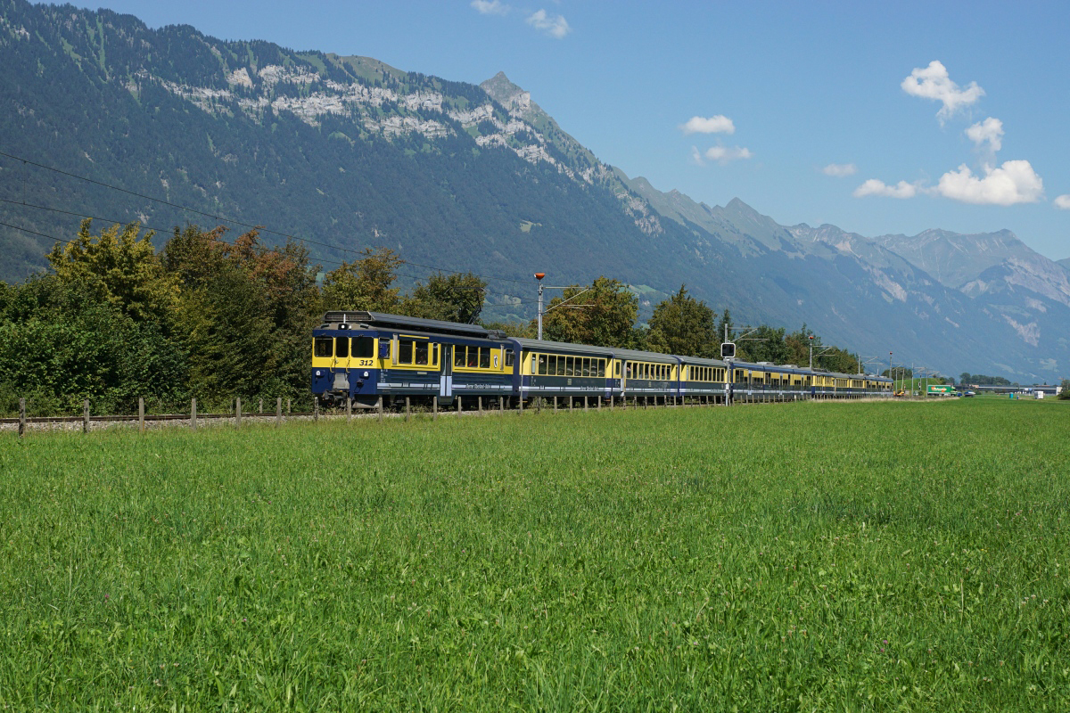 Immer wieder beeindruckend ist die Zugslänger der vereinigten BOB-Züge Richtung Lauterbrunnen beziehungsweise Grindelwald zwischen Interlaken Ost und Zweilütschinen. Auf dem Bild zu sehen ist der Regio 167/267 mit dem ABeh 4/4 II 312 an der Spitze bei Wilderswil.