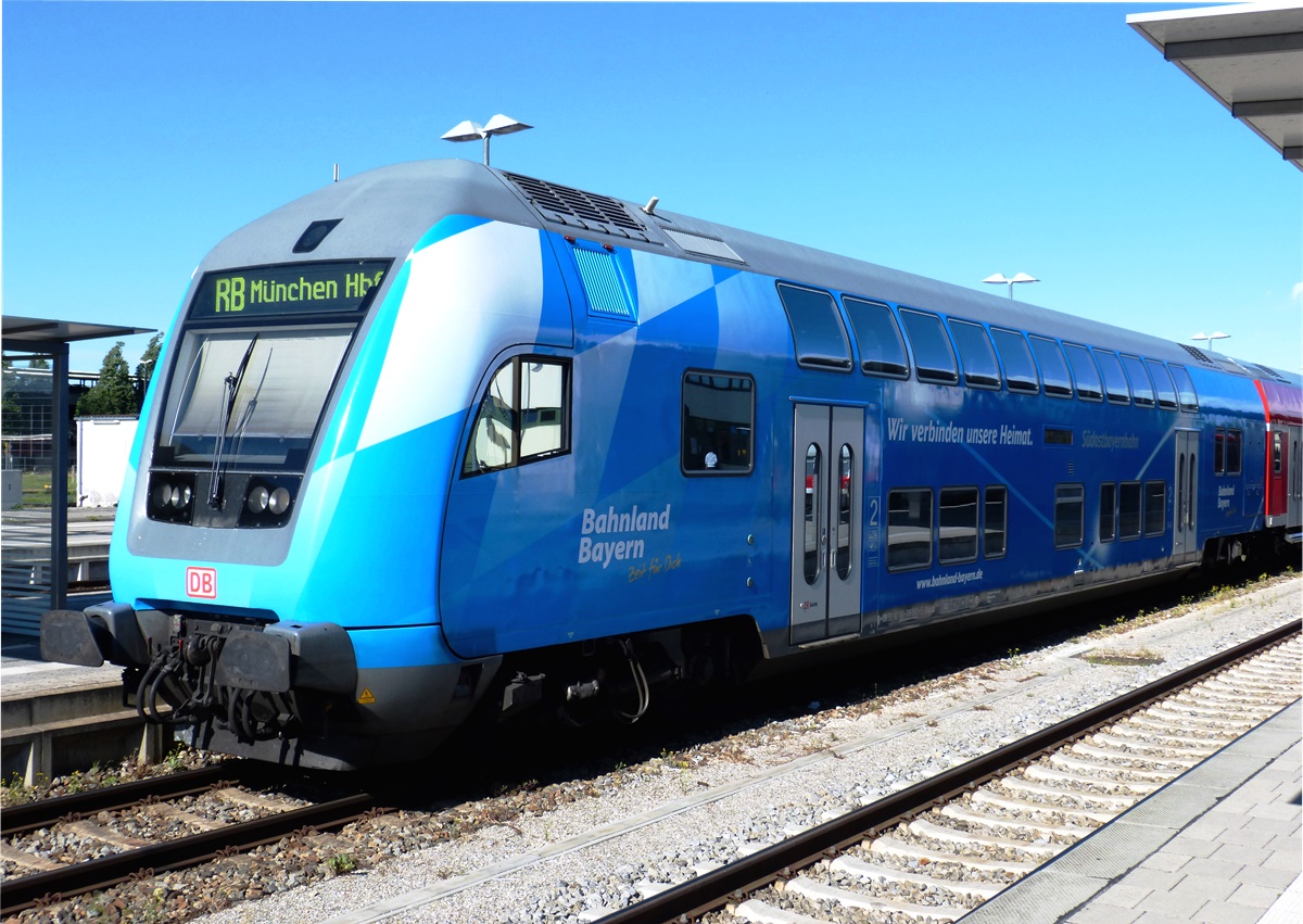 Immer wieder ein Hingucker im Vergleich zum Verkehrsrot, der blaue Doppelstocksteuerwagen der Südostbayernbahn. Hier am 07.06.2017 im Bahnhof Mühldorf als RB nach München