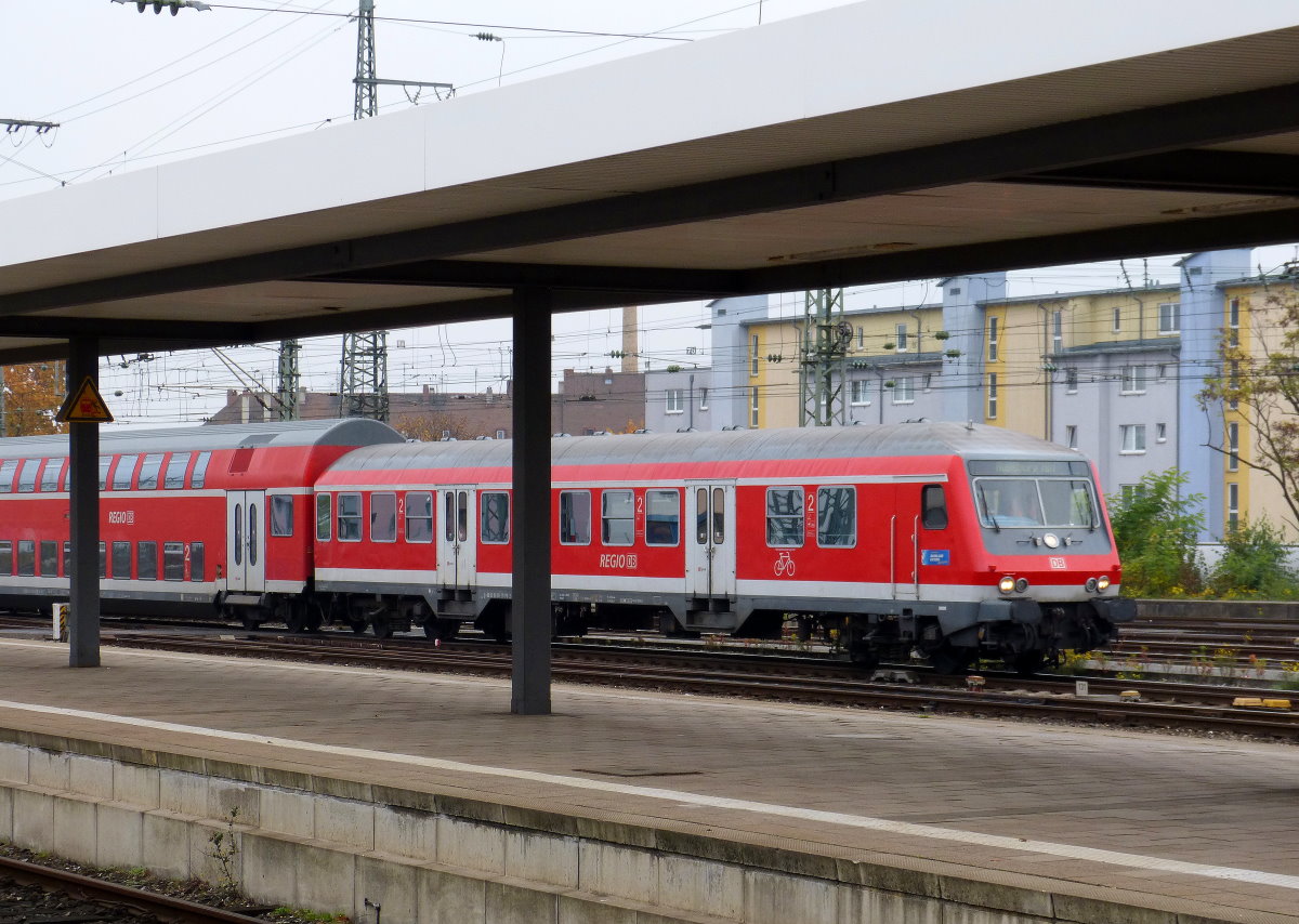 Immer wieder ein merkwürdiger Anblick sind oder waren die Wittenberger Steuerwagen vor Doppelstockwagen, so wie am 30.10.2015 im Bahnhof Nürnberg