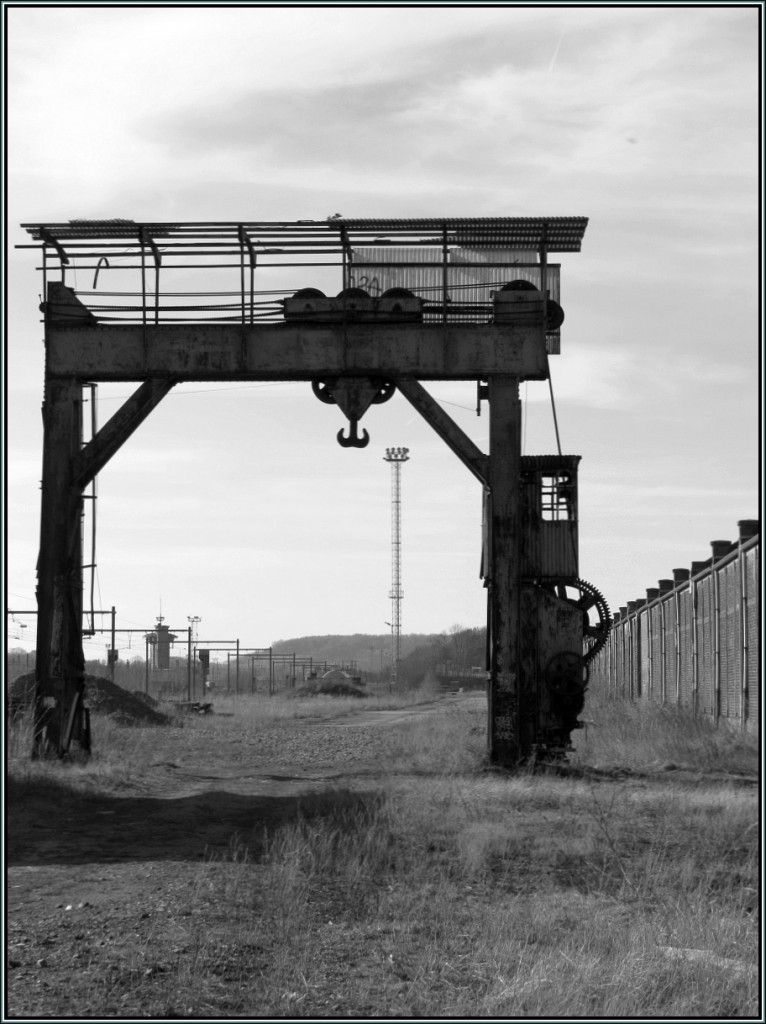 Immer wieder ein Motiv wert.Der alte Verladekran am Güterbahnhof in Montzen Gare,Belgien. Hier wurde einst Güterware aller Art umgeschlagen im Grenzgebiet zu Deutschland und den Niederlanden. Szenario vom März 2014.