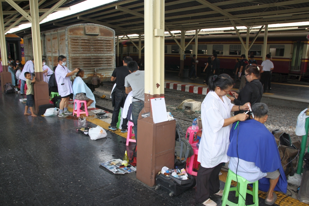 Immer wieder ein  Muss  ist der ewige Klassiker  Friseur am Bahnsteig 12  in der Hua Lamphong Station. Bild vom 04.November 2016.
