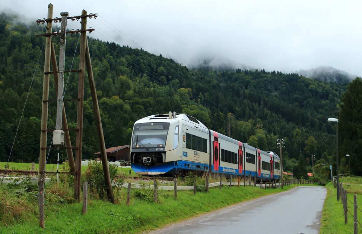 Immer wieder ein schönes Fotomotiv sind die Telegrafenmasten entlang der KBS 955, hier am 10.09.2017 mit VT 107 der BOB bei Fischhausen