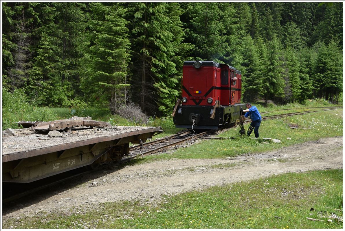 Immer wieder faszinierend finde ich das Umsetzen der Lok, wenn keine Umfahrungsmöglikeit besteht. (Stumpengleis oder Gleis besetzt). Ein Stahlseil wird gespannt, die Lok fährt nach links, die Weiche wird umgelegt, die Wagen fahren nach rechts. (12.06.2017)