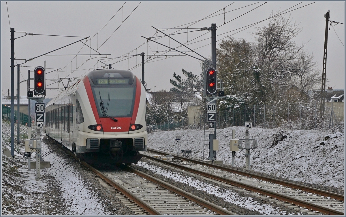Immer wieder faszinierend, die relativ grossen französischen Lichtsignale, welche nun auch die Station Grandvillard auf der Strecken Delle - Belfort zieren und recht gut zum ausfahrenden SBB RABe 522 203 passen.
11. Jan. 2019