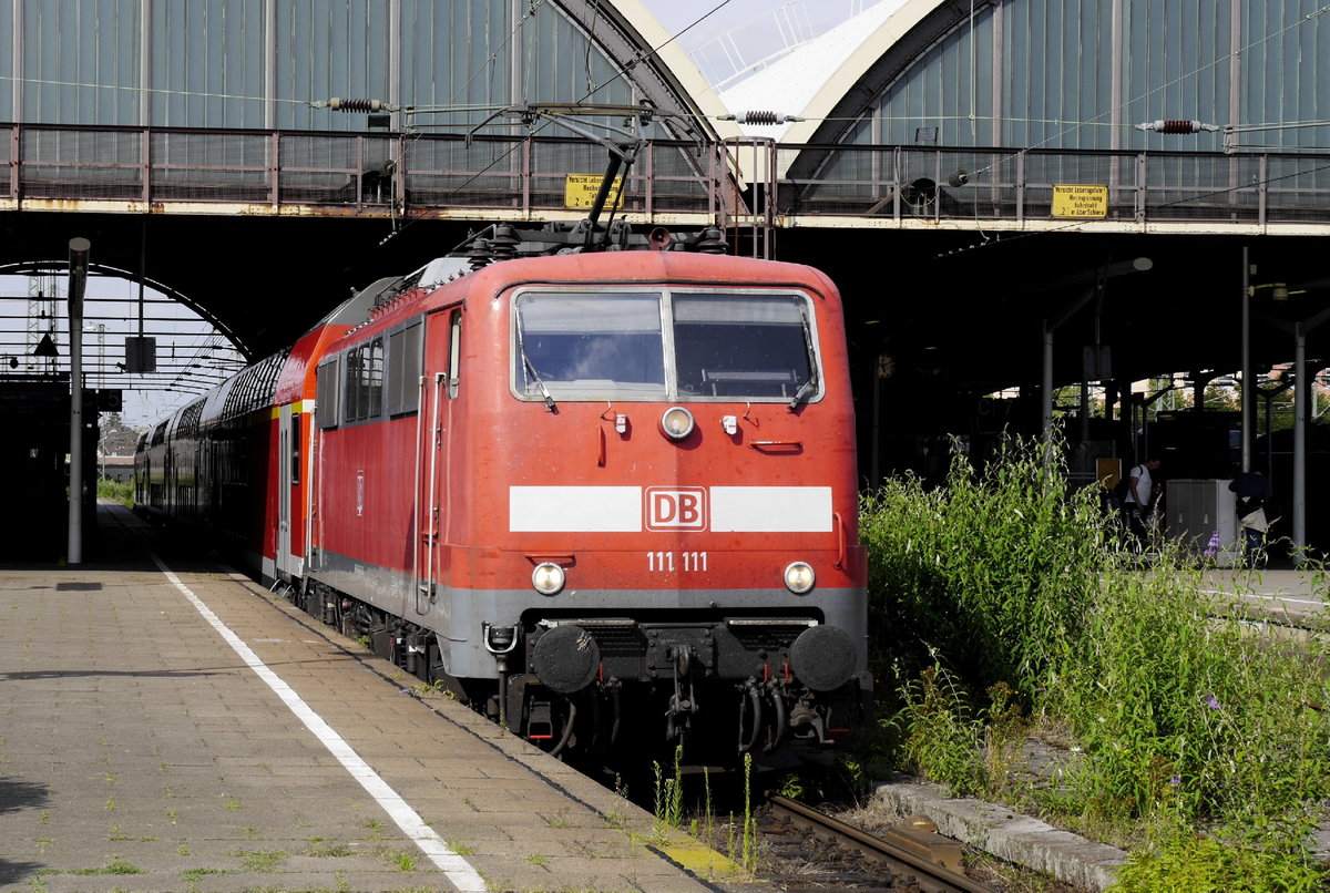 Immer wieder gern genommen: 111 111-1, die siebenfache Antwort auf Stefan Kaczmareks Hilferuf  Ich will die Eins . Aufnahme: Mönchengladbach Hbf, 13.7.17, mit RE4-Verstärker Düsseldorf - Aachen.
