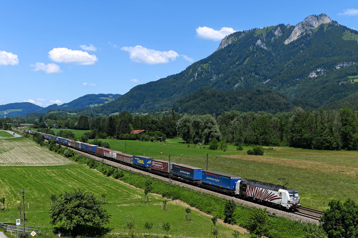 Immer wieder gern von mir aufgesucht wird der Blick über das Inntal und den Heuberg bei Kirnstein. Am 13. Juni 2020 konnte ich dort die 193 776 mit dem komplett beladenen DGS 43119 von München Ost Rbf nach Verona Q.E. fotografieren. 