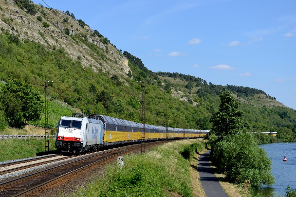 Immer wieder eine gern von mir fotografierte Kombination: Die Rurtalbahn 185-er mit den neuen gelben ARS-Autotransportwagen. Am 03. Juli 2014 gab sich 185 639 am Kilometer 28,2 zwischen Karlstadt und Gambach die Ehre. Mit diesem Zug werden übrigens Fahrzeuge von Mercedes-Benz aus dem ungarischen Werk Kecskemét zur Verschiffung nach Übersee transportiert.