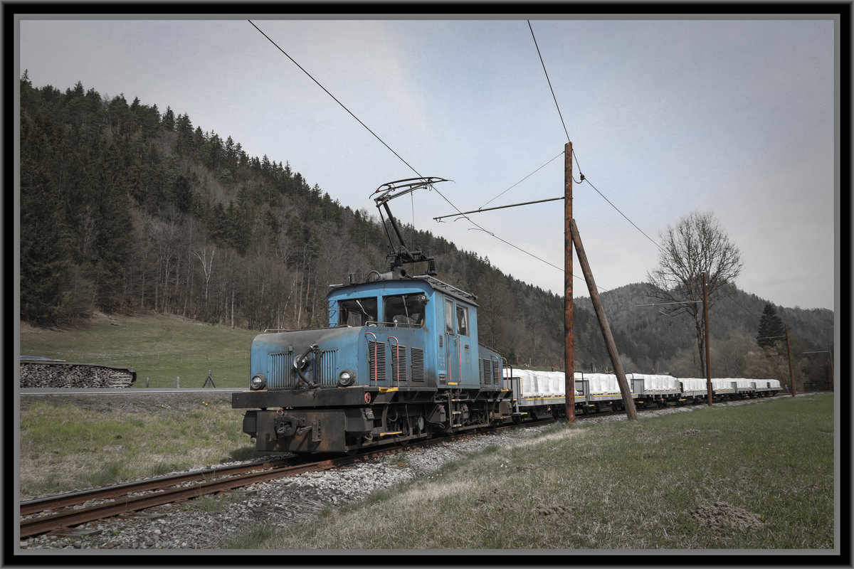 Immer wieder gibt der niedliche Zug ein gutes Bild ab .Breitenauer Bahn am 3.April 2019