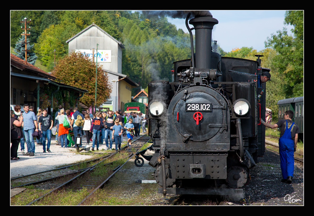 Immer wieder gut besucht sind die Museumszüge auf der Steyrtalbahn.
Hier hat die im Jahr 1888 gebaute Dampflok 298.102, soeben den Endbahnhof Grünburg erreicht.
23.09.2017