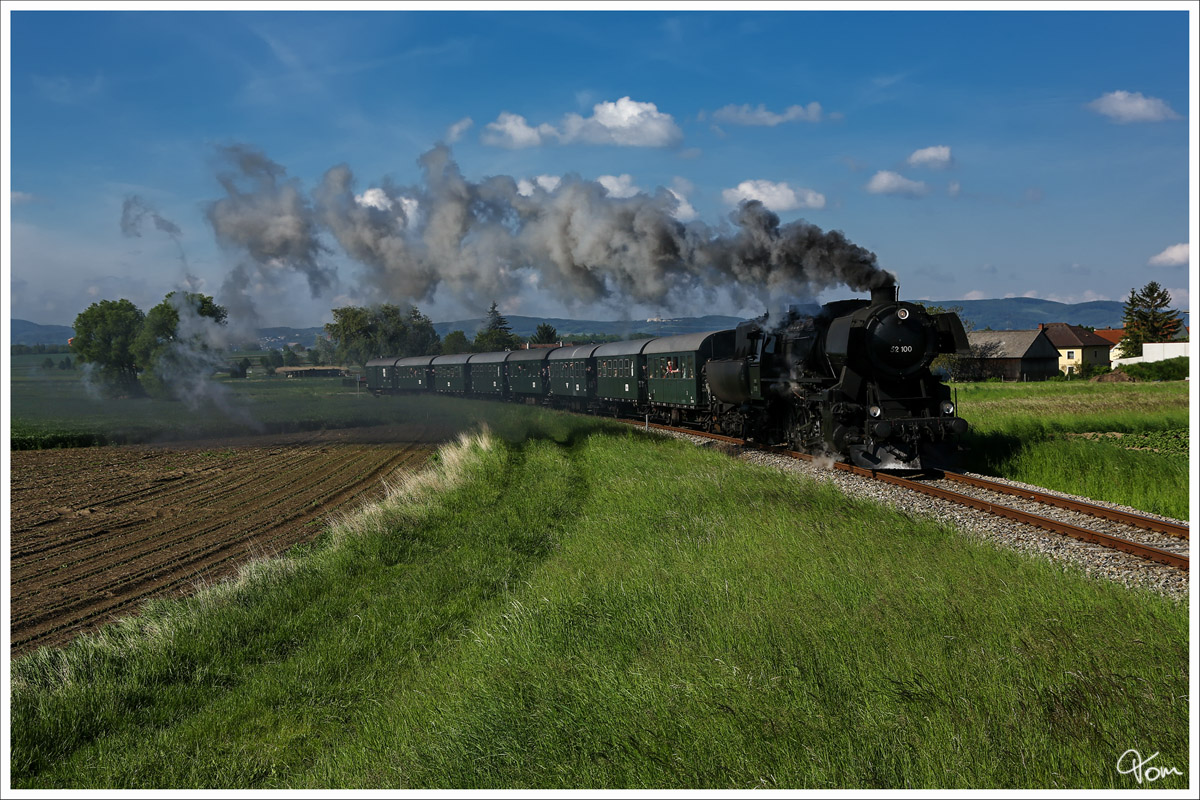 Immer wieder,  immer wieder, immer wieder Harmannsdorf :O) - Vorbei an der beliebten Fotostelle nahe Harmannsdorf-Rückersdorf, fährt die ÖSEK Dampflok 52.100 zum 7. Oldtimertreffen in Ernstbrunn.
4.5.2014