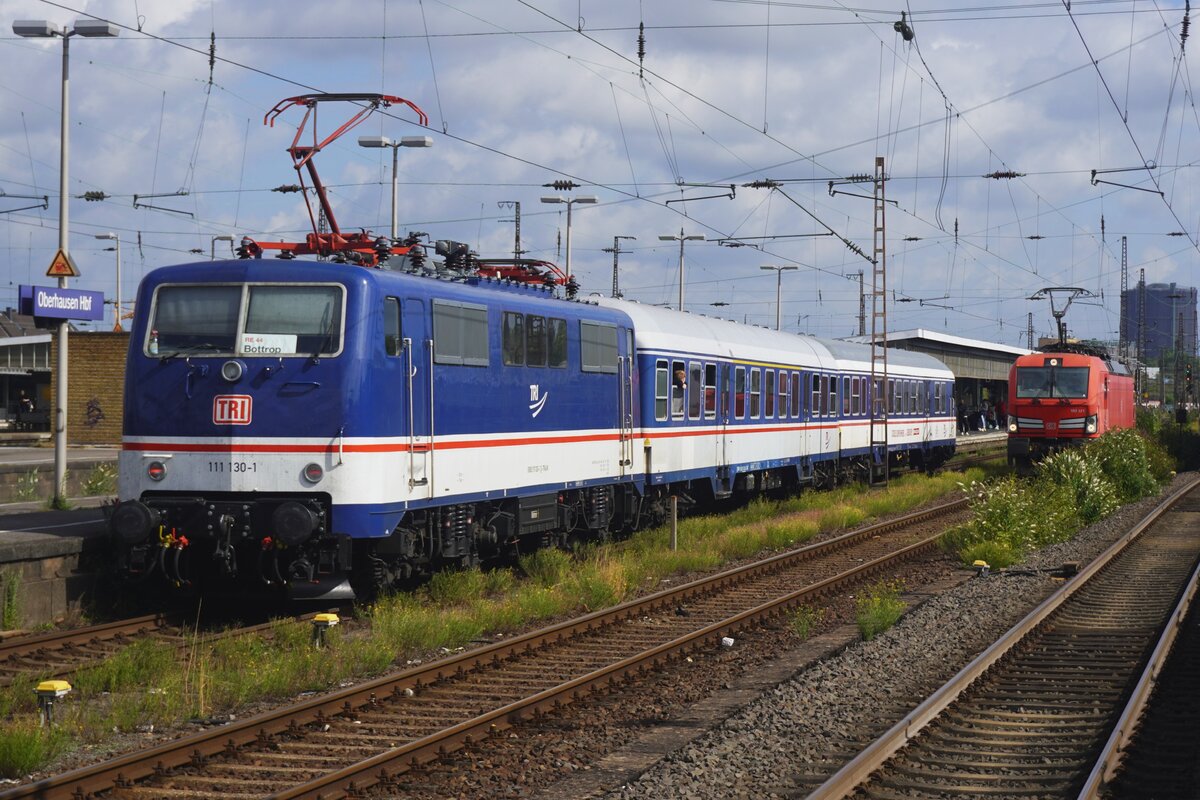 Immer wieder interessant sind die Erstazgarnituren f�r defekte modernere Triebz�ge und TRI ist ganz gross geworden in dieser Niche. Auch der RB zwischen Bottrop Hbf und Oberhausen Hbf istdavonbetroffen und jeder St�nde kann der Reisende TRI 111 130 und zwei N-Wagen geniessen,wie hier beim einfahren in Oberhausen Hbf am 20 Augustus 2026. 