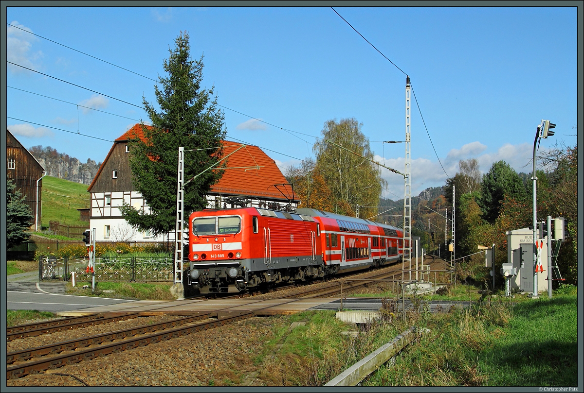 Immer wieder kommt die Baureihe 143 auf der S1 als Ersatz f�r die BR 182 zum Einsatz. Am 24.10.2013 ist 143 885 bei Rathen mit einem Zug nach Bad Schandau unterwegs.