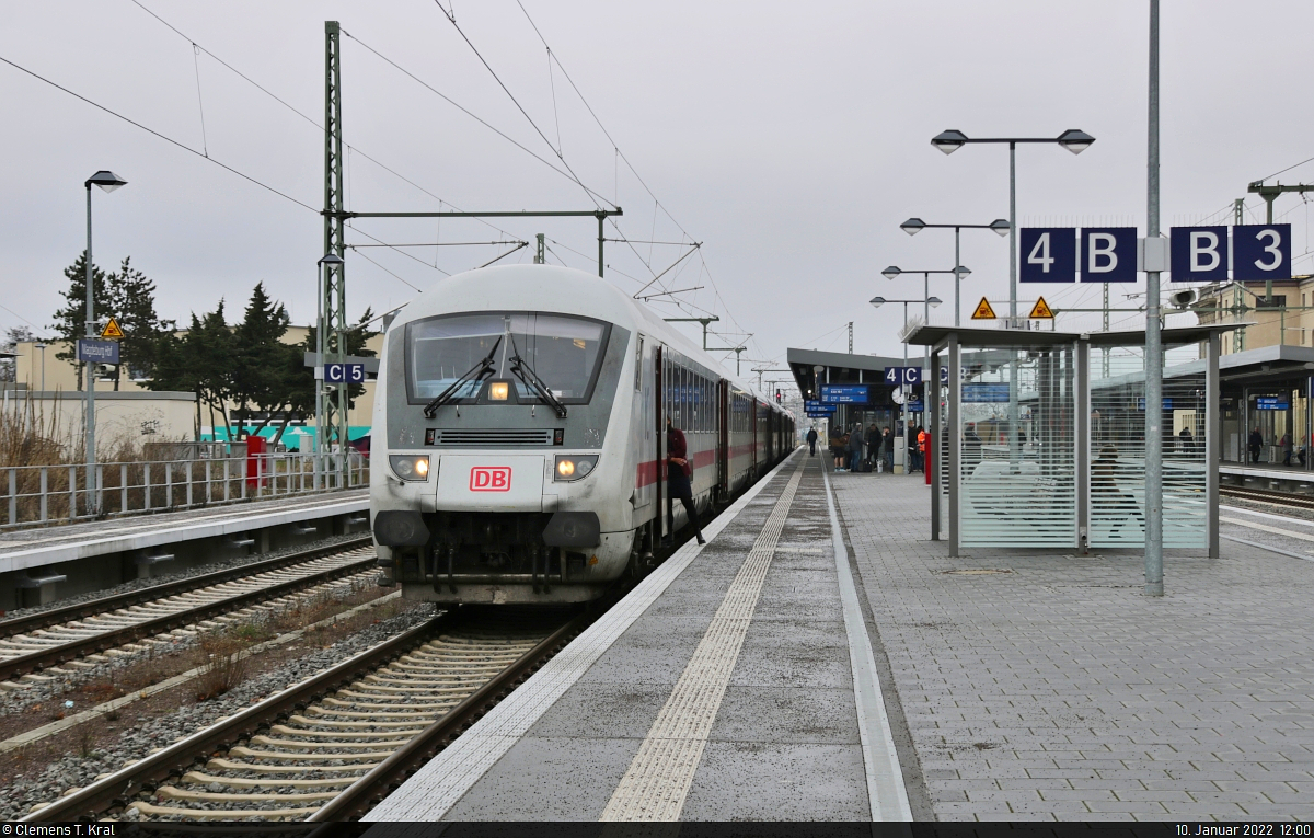 Immer wieder müssen die IC1 auf den Linien 55 und 56 die Probleme der IC2-Züge ausbaden.
So steht hier zur Abwechslung mal ein  Bpmmbdzf <sup>286.1</sup>  (61 80 80-91 105-9 D-DB) mit sechs weiteren Wagen und Schublok 101 073-5 in Magdeburg Hbf auf Gleis 4. Oft sind auch  Bimmdzf -Steuerwagen zu beobachten.

🧰 DB Fernverkehr
🚝 IC 2048 (Linie 55) Dresden Hbf–Köln Hbf
🕓 10.1.2022 | 12:00 Uhr