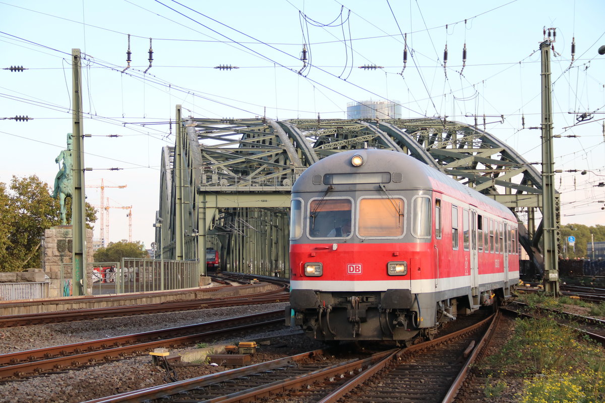 Immer wieder schön aunzuschauen, der RE8 Verstärker aus Köln nach Kaldenkirchen beim Verlassen der Hohenzollernbrücke in Köln. Dieser Zug wird in dieser Konstellation nur noch bis zum Fahrplanwechsel 2018 verkehren.