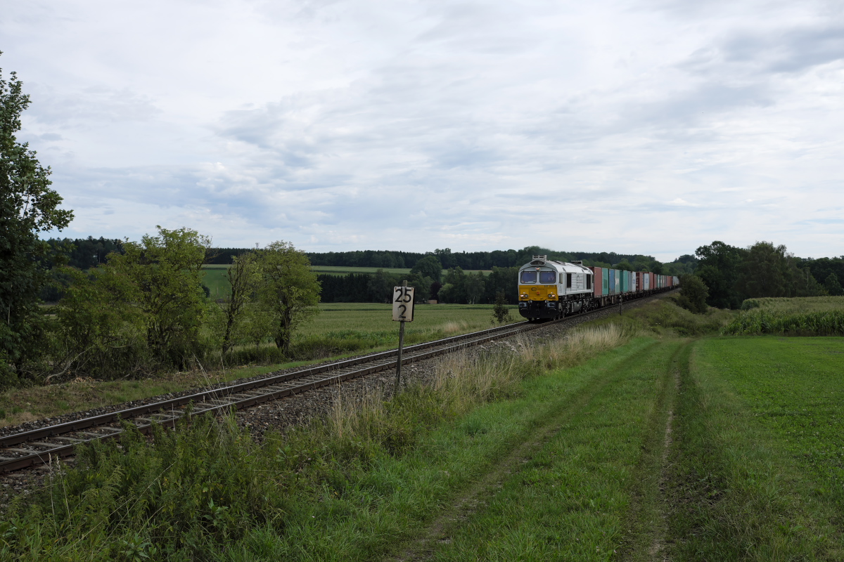 Immer wieder Sonntags - kommt ein Containerzug aus Burghausen nach München auf der KBS 940 des Weges.

Am Vormittag des 30.07.17 war 247 059-9 für diese Leistung eingeteilt und konnte bei Unterschwillach fotografiert werden.