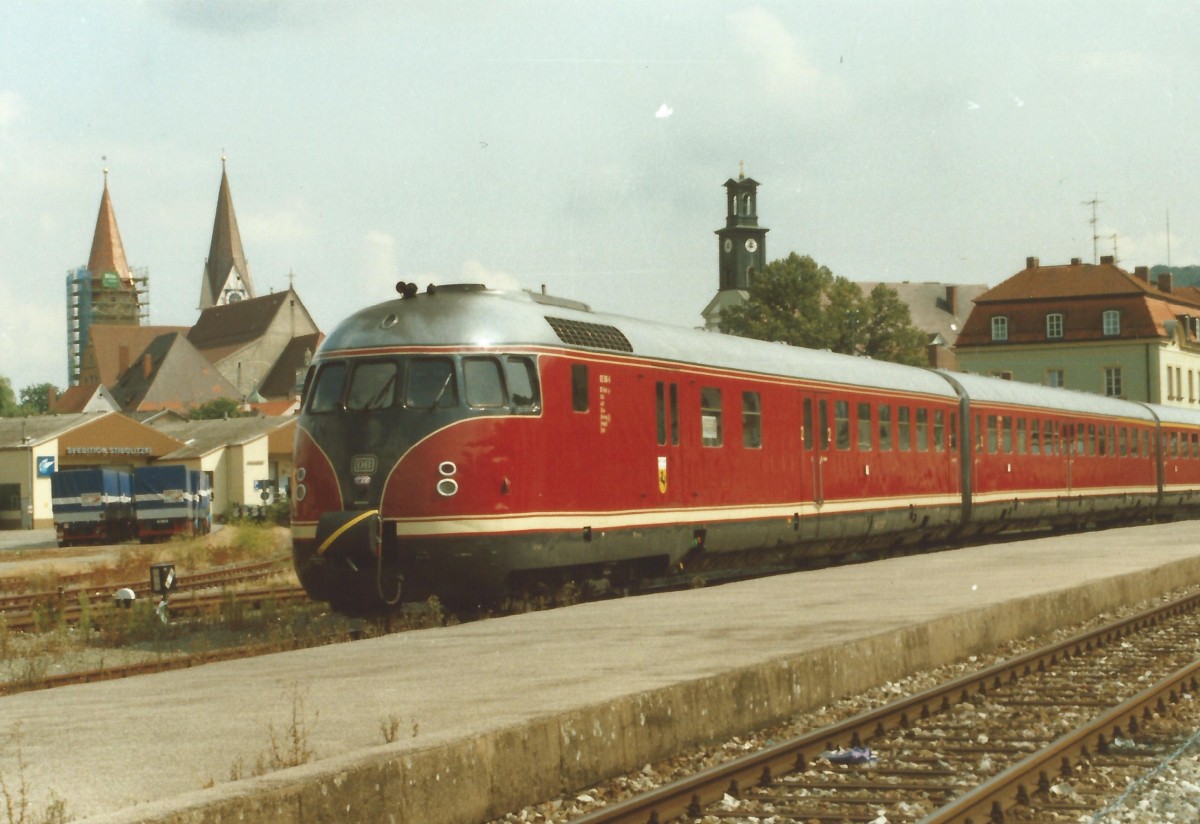 Immer wieder waren Sonderzüge in Eichstätt Bahnhof. Hier ein VT 08 abgestellt im Eichstätt Stadt. Im Hintergrund rechts das alte Bahnhofsgebäude und links die Domtürme. Von den Gleisen gibt es nur noch das ganz rechte, darum auch keine Möglichkeit mehr Sonderzüge abzustellen. Jetzt kommen die Touristen mit Bussen. Aufnahmedatum leider unbekannt, muss Anfang der 90er gewesen sein. Fotograf mein Vater Franz Bauch