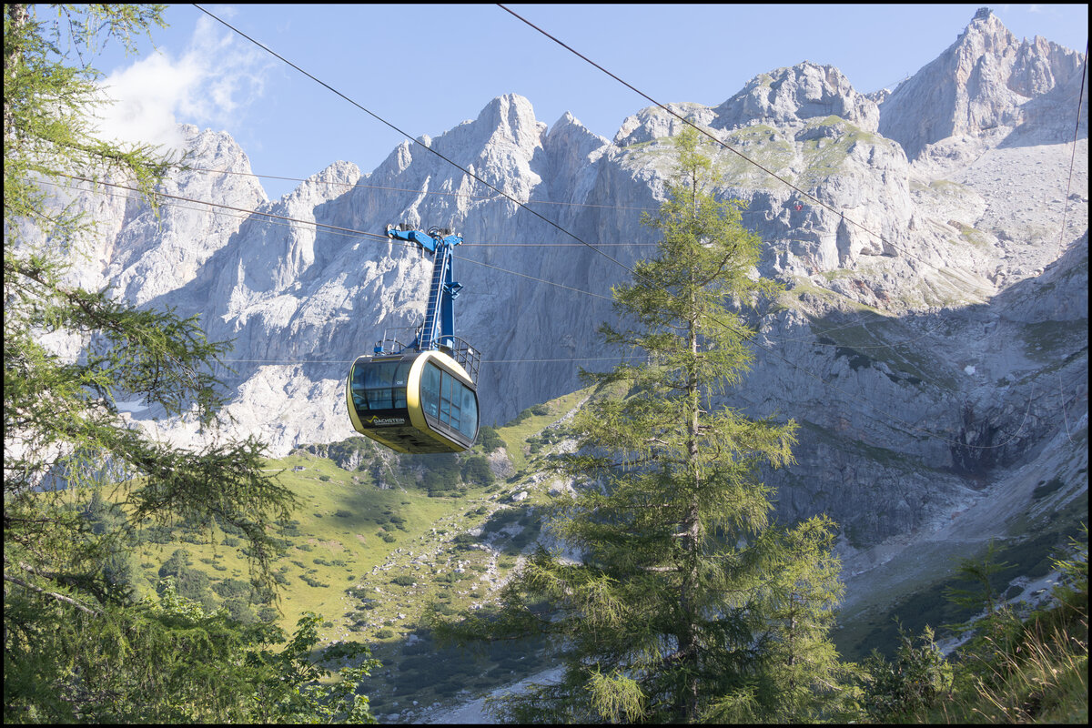Imposant ist eine Wanderung am Fu�e des Felsmassivs w�hrend die Seilbahn zahlreiche Besucher zur Bergstation und zur�ck bringt . 27.07.2026 