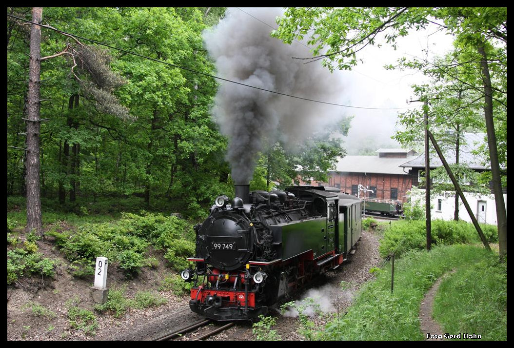 Imposante Ausfahrt der 99749 mit dem Personenzug nach Kurort Johnsdorf am 24.5.2016 in Bertsdorf.
