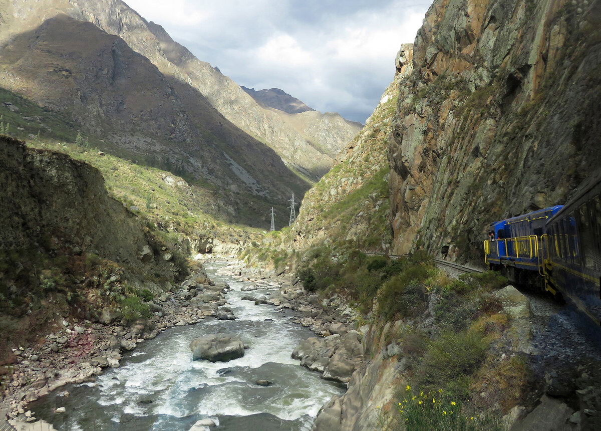 Imposante Fahrt durch das wilde Urubamba-Tal Richtung Machu Picchu. Ollantaytambo - Aguas Calientes, 15.7.2015