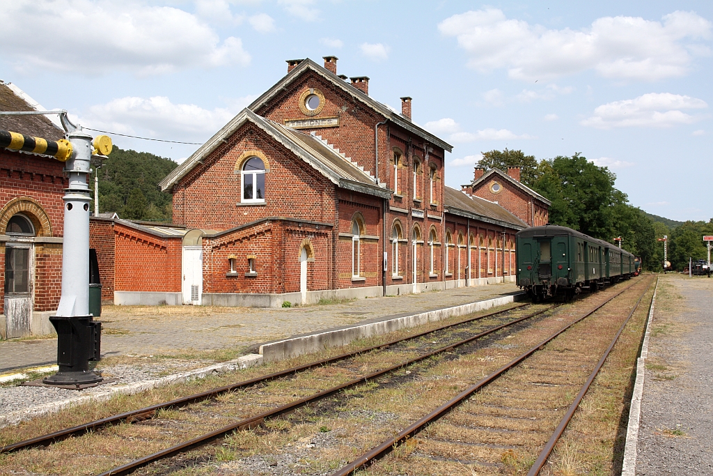 Imposantes Aufnahmsgeb�ude des Gare de Treignes am 25.Juli 2026.