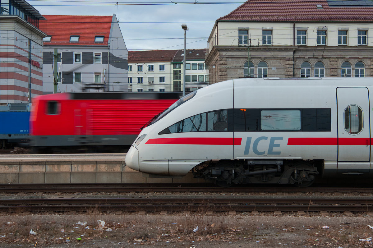Impression am Nürnberger Hbf mit einem ICE-T und der ausfahrenden S-Bahn nach Roth, 22.02.2019