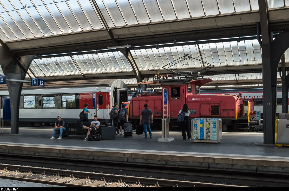 Impression aus dem Zürcher Hauptbahnhof. Auch mehrere Jahre nach der Ablieferung der Ee 922 trifft man die Ee 3/3 noch gelegentlich im Rangierdienst in Zürich an. Aufnahme vom 1. Juli 2016.