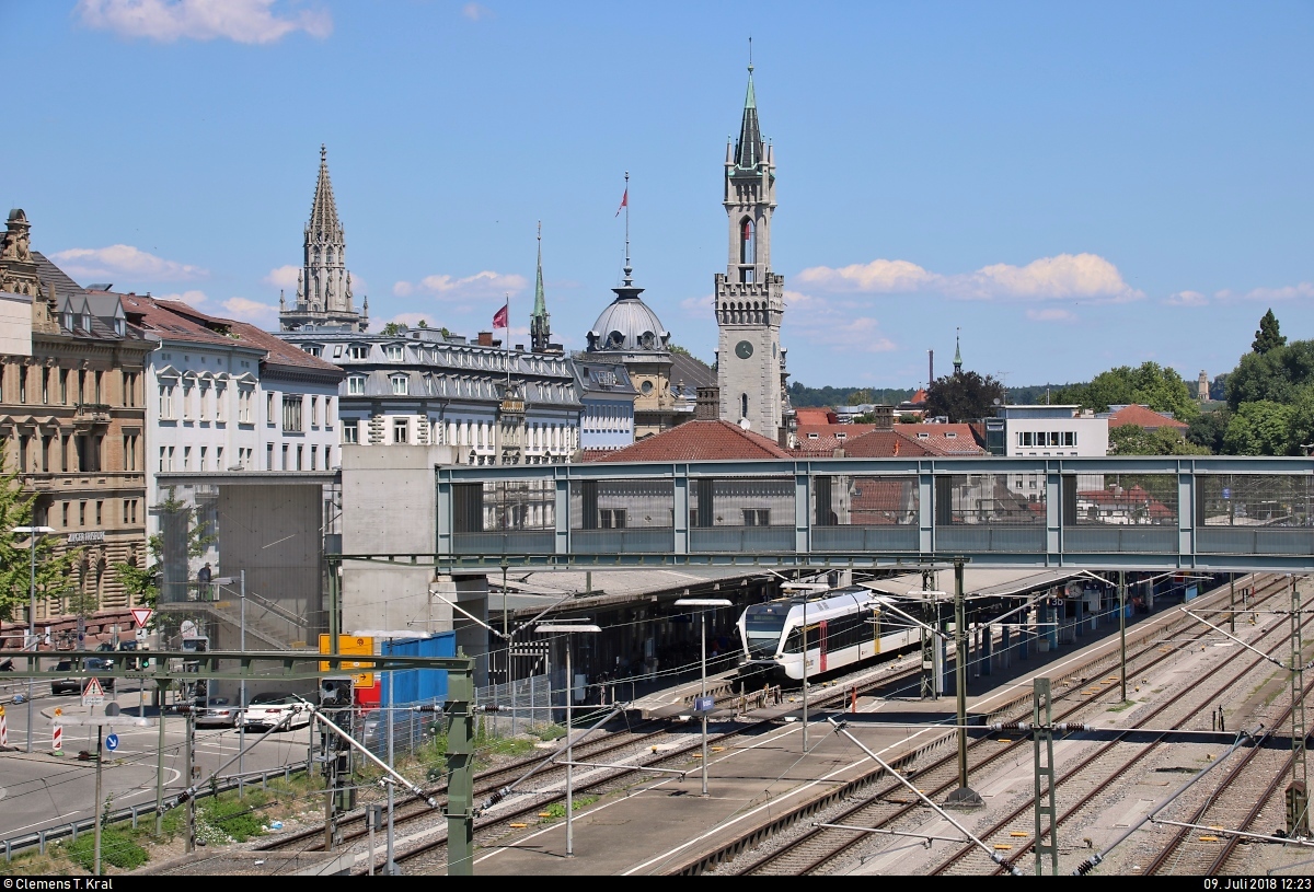 Impression vom Bahnhof Konstanz mit seinem Glockenturm. Im Hintergrund sieht man den Turm des Konstanzer Münsters.
Ebenfalls auf dem Bild ist RABe 526 759-6 (Stadler GTW) der Thurbo AG als S 14 nach Weinfelden (CH) in seinem Startbahnhof auf Gleis 1b.
Aufgenommen von der Fußgängerbrücke von der Hafenstraße zum LAGO Konstanz.
[9.7.2018 | 12:23 Uhr]
