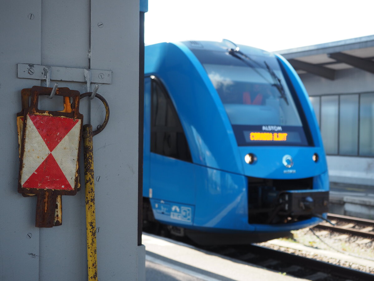 Impression der Demo-Fahrt des Alstom iLint's am 13.9.2021 in Kempten (Allgäu).
Im Vordergrund dort regulär hängende Zugschlusssignale.

Kempten, der 13.09.2021
