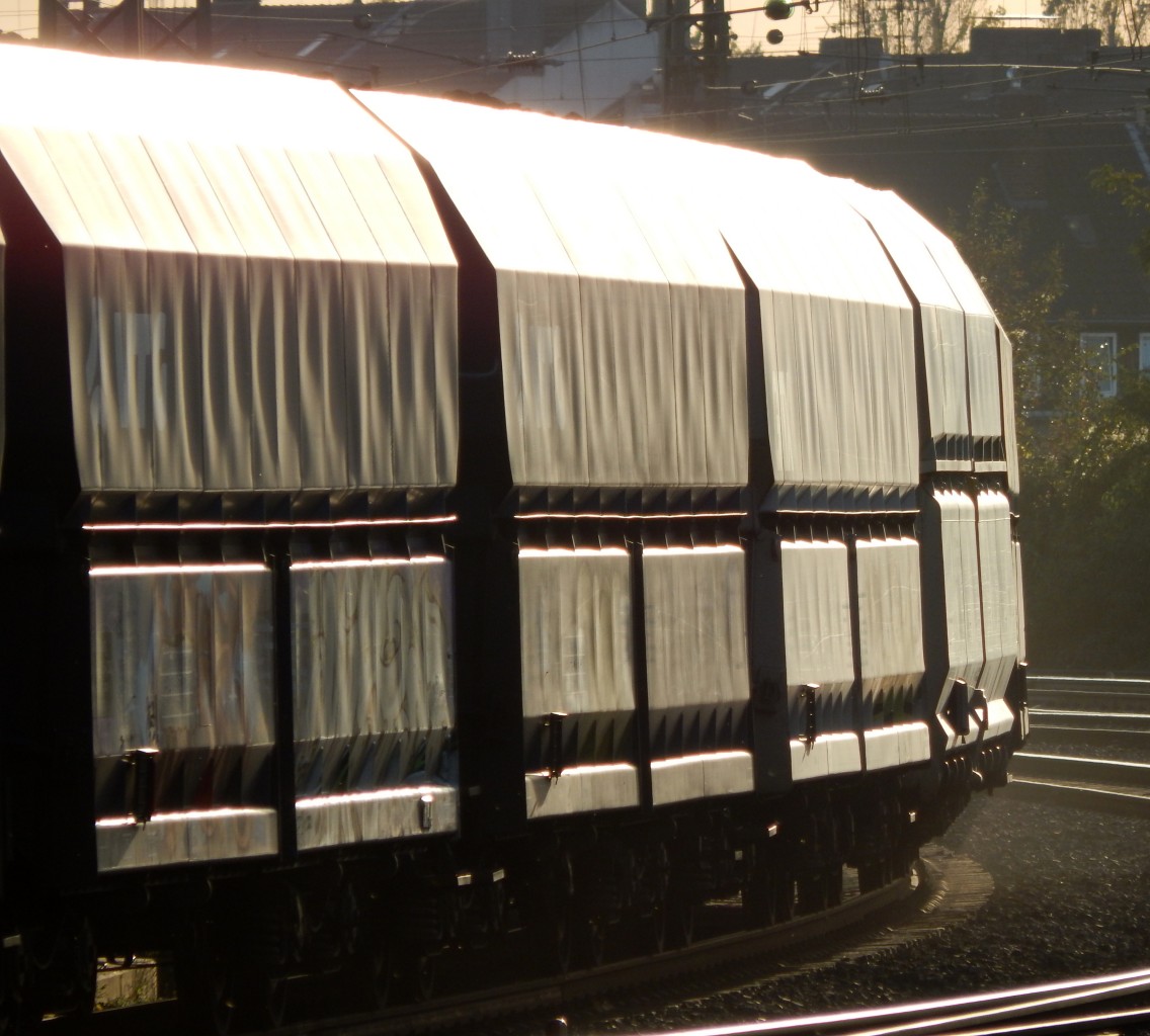 Impression eines Kohlezugs in der Abendsonne in Neuss HBF.

Neuss 01.11.2014