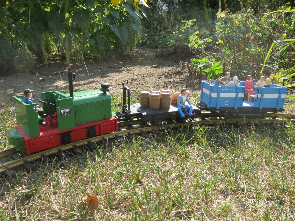 Impression meiner LGB-Bahn in meinem Garten in Kandrzin-Cosel (Kedzierzyn-Kozle).
Feldbahnlok mit Beschriftung der Firma Jung. Feldbahn - Aufnahme vom 30.08.2013