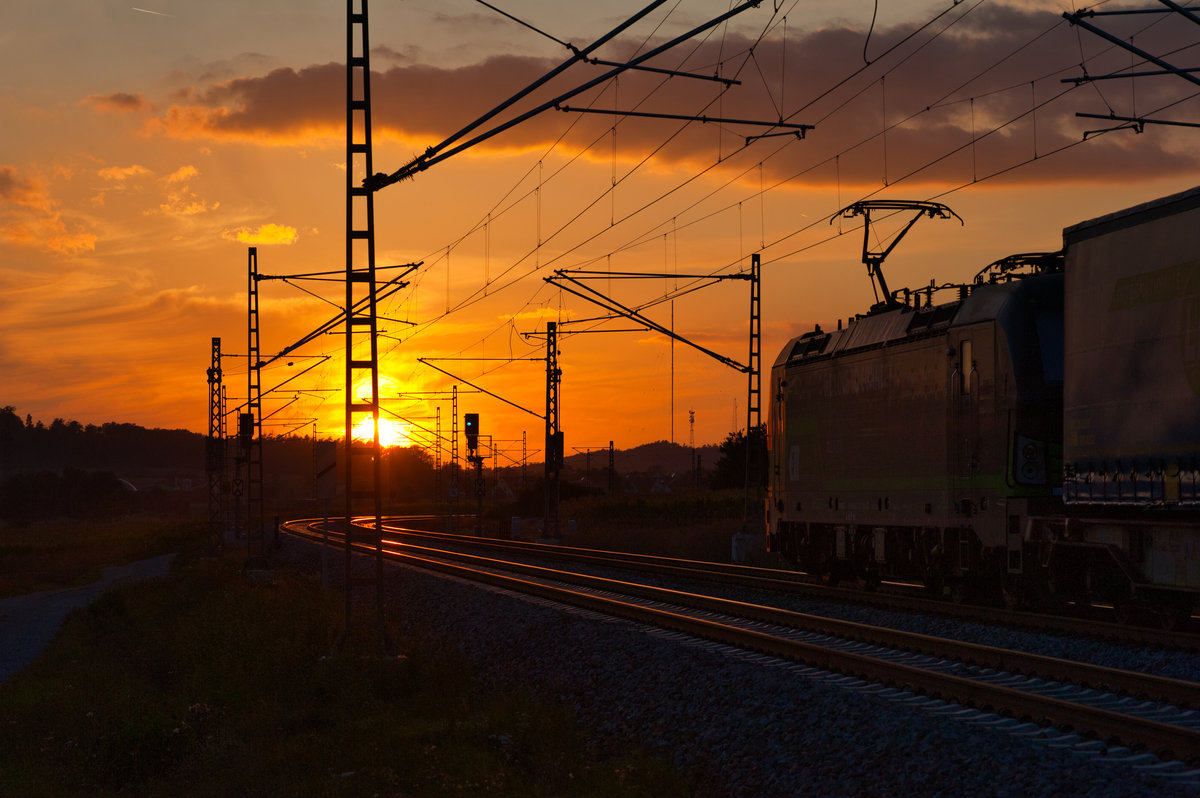 Impression mit einem ELL-Vectron mit einem nordwärts fahrenden KLV-Zug bei Mitteldachstetten, 17.09.2019