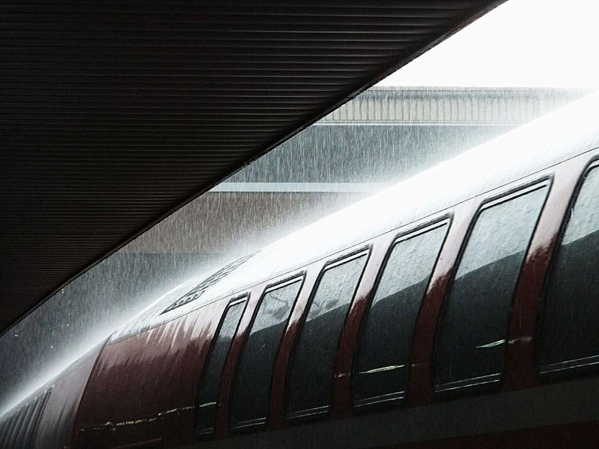 Impression während des starken Schauers am 31.8.14 im Düsseldorfer HBF.

Düsseldorf 31.08.2014