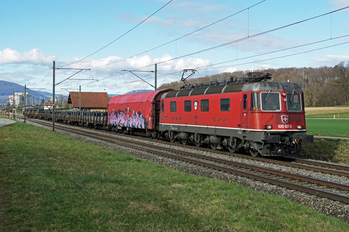 Impressionen der alten Stammstrecke Olten-Burgdorf. Sämtliche Aufnahmen sind im Raume Herzogenbuchsee-Bettenhausen entstanden am 11. März 2020.
Vom Bahnfotografen sehr gerne gesehener Güterzug Langenthal-Sumiswald mit der Re 620 027-3 Luterbach-Attisholz.
Foto: Walter Ruetsch