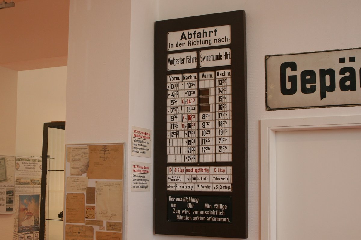 Impressionen aus dem Eisenbahnmuseum in Zinnowitz. Der alte Fahrplan hing wohl zu früheren Zeit am Bahnhof Zinnowitz.

Zinnowitz, 25.07.2018