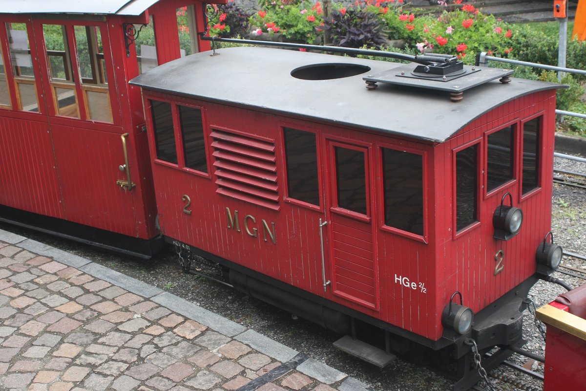 Impressionen aus dem Sommerurlaub 2020: Selbst ein Zahnradabschnitt ist im Swiss Vapeur Parc zu finden. So fährt hier die HGe 2/2 der MGN; sie wartet in La Prairie auf ihre Fahrgäste.

Bouveret, 16.07.2020