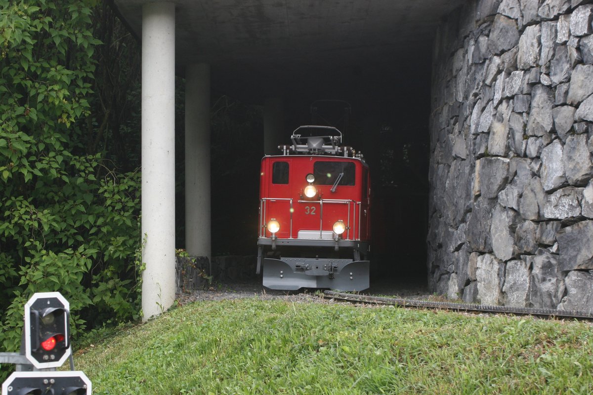 Impressionen aus dem Sommerurlaub 2020: Die FO Maschine HGe 4/4 32 verlässt den Tunnel und wird in Kürze in den Bahnhof von La Prairie einfahren. So gesehen im Swiss Vapeur Parc.

Bouveret, 16.07.2020
