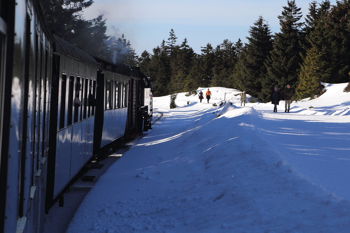Impressionen aus dem talfahrenden Sonderzug der IG HSB am 13.02.2015 zwischen Brockenbahnhof und Schierke (Bild 1).
Hier rollt selbiger gerade entlang des Neuen Goetheweges.