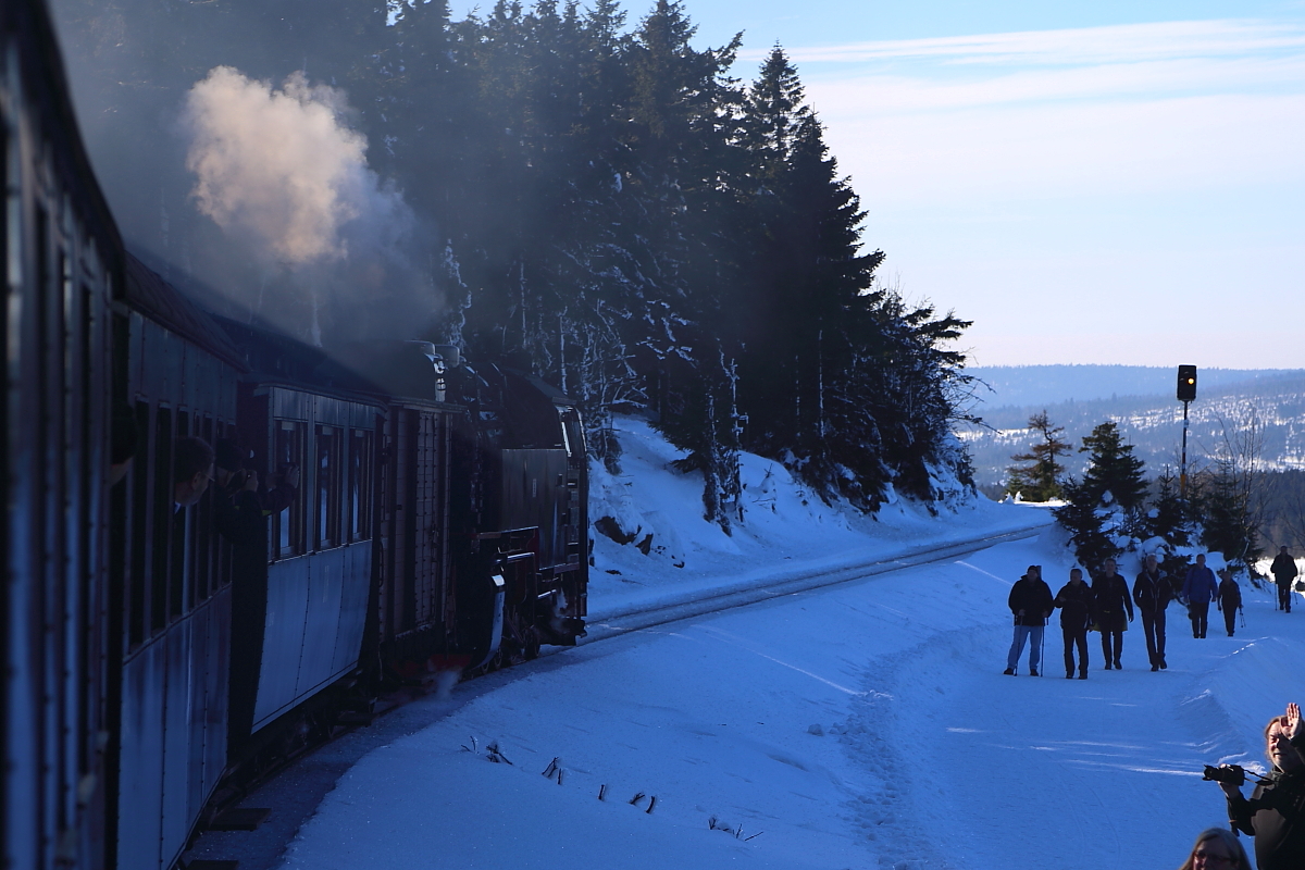 Impressionen aus dem talfahrenden Sonderzug der IG HSB am 13.02.2015 zwischen Brockenbahnhof und Schierke (Bild 2). Auf diesem Bild erreicht der Zug gleich das Blocksignal kurz vor der Ausweichstelle  Goetheweg . Gruß zurück an den netten Fotografen rechts unten! ;-)