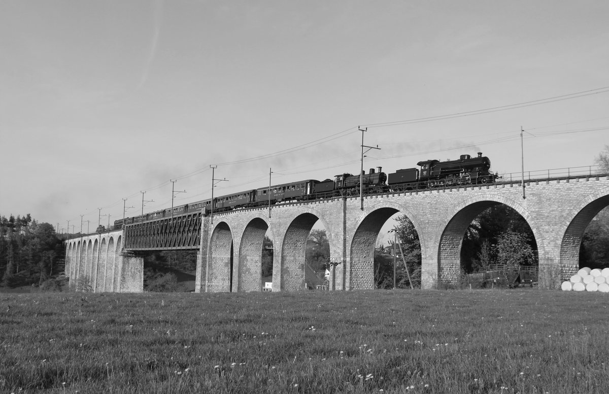 Impressionen der beiden bekanntesten SBB-Dampfloks: SBB Historic C 5/6 Nr. 2978  Elefant  und A 3/5 Nr. 705 durchquert mit dem Dampfextrazug am 21. April 2018 auf der Rückfahrt die Rheinbrücke Eglisau. 
