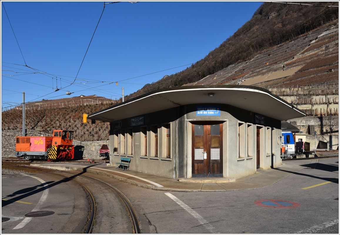 Impressionen vom Dépõt-Atelier AL in Aigle. Der  Inselbahnhof  weisst zwei Perronkanten auf, wobei am talseitigen Bahnsteig nicht gehalten wird. (14.12.2016)