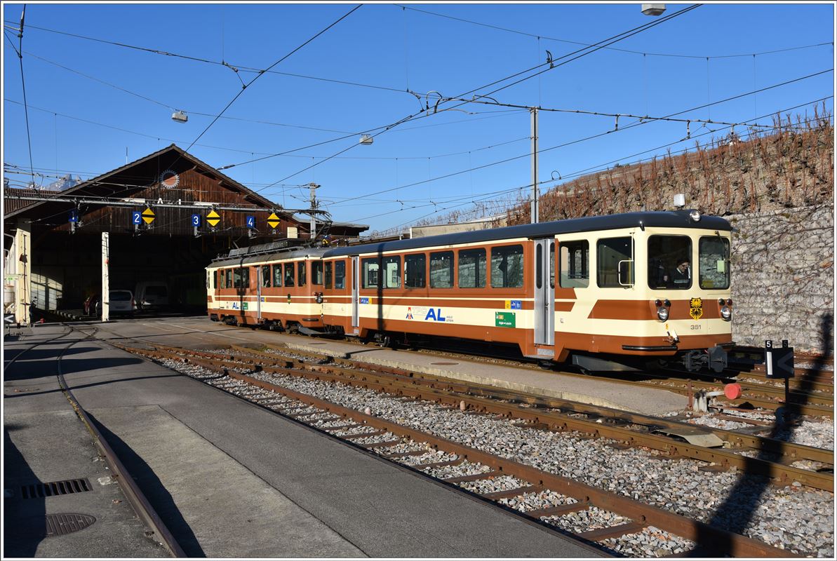Impressionen vom Dépõt-Atelier AL in Aigle. Ein Zug mit BDeh 4/4 302 + Bt351 verkehren noch in den Farben der AL, heute TPC. (14.12.2016)
Ps: Danke Stefan Wohlfahrt für die Begleitung.
