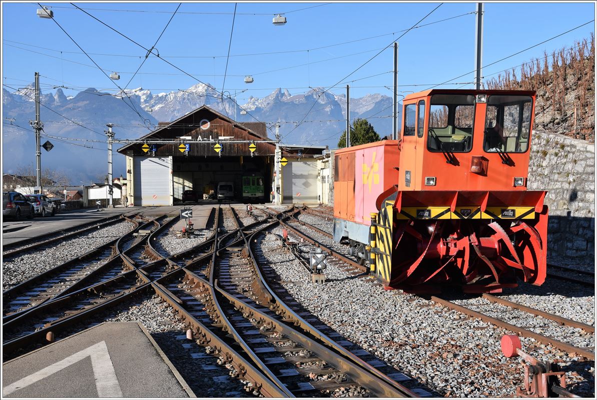 Impressionen vom Dépõt-Atelier AL in Aigle. Hier beschreiben die Züge nach Leysin eine Spitzkehre, damit das Triebfahrzeug über die steile Zahnradstrecke talwärts steht. Noch arbeitslos ist die ex BVB Schneeschleuder Xrot M920. (14.12.2016)