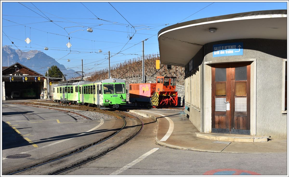 Impressionen vom Dépõt-Atelier AL in Aigle. Nach der Spitzkehre setzen Bt362 + BDeh 4/4 312 die Fahrt fort zum Bahnhof Aigle CFF. (14.12.2016)
